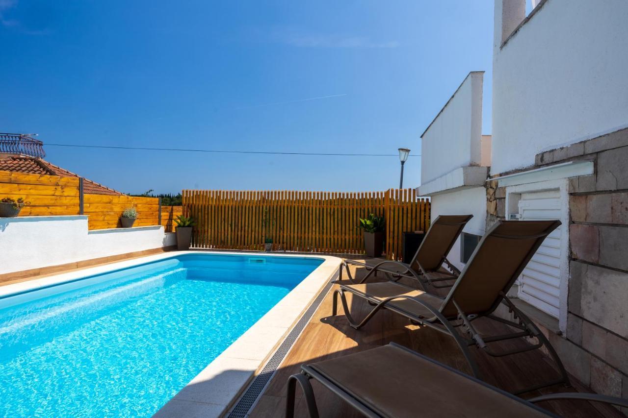 Villa Oasis With Private Pool Milna  Luaran gambar